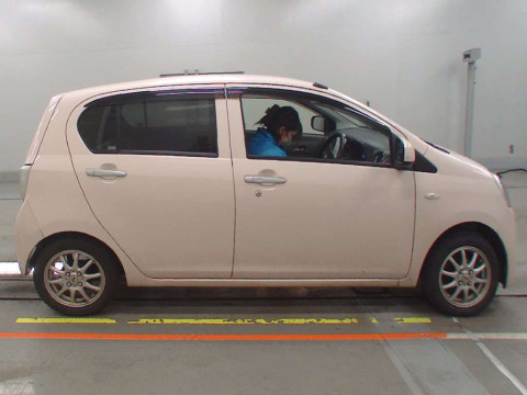 2012 Toyota Pixis Epoch LA300A[2]