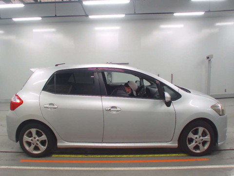 2010 Toyota Auris NZE151H[2]