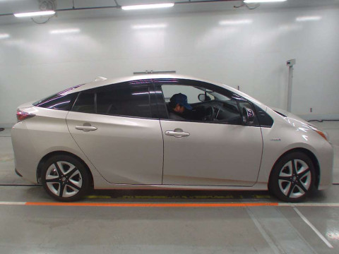 2016 Toyota Prius ZVW51[2]