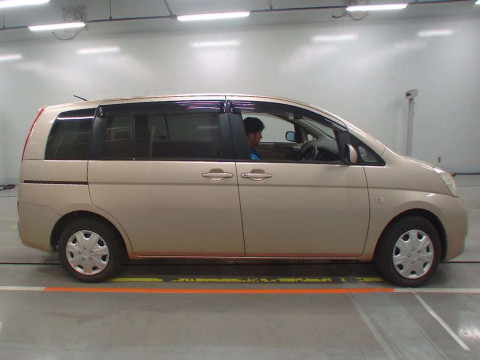 2005 Toyota Isis ANM10G[2]