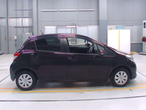 2013 Toyota Vitz NSP130[2]