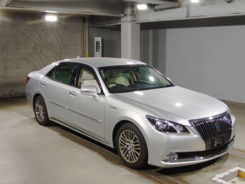 2017 Toyota Crown Majesta GWS214[2]