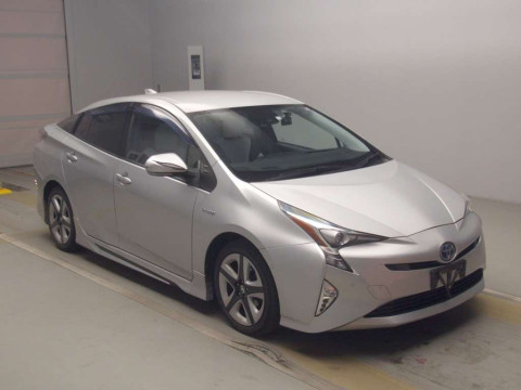 2016 Toyota Prius ZVW51[2]