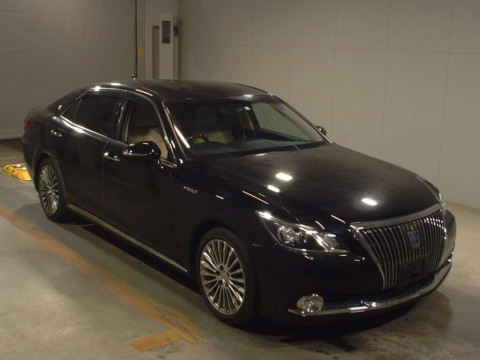 2013 Toyota Crown Majesta GWS214[2]