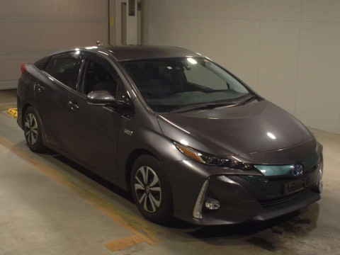 2017 Toyota Prius PHV ZVW52[2]