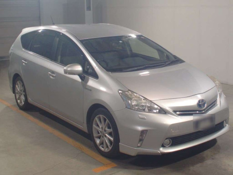 2014 Toyota Prius alpha ZVW40W[2]