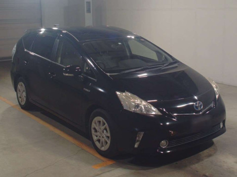 2014 Toyota Prius alpha ZVW41W[2]