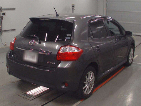 2010 Toyota Auris NZE154H[1]