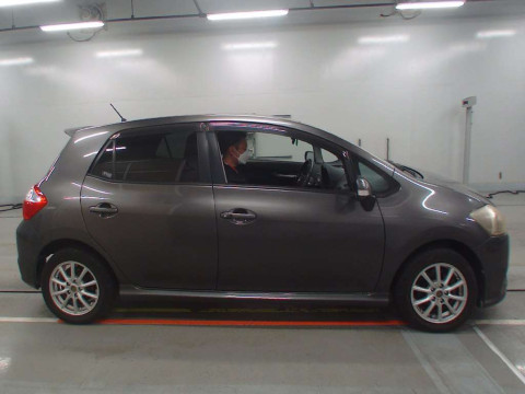 2010 Toyota Auris NZE154H[2]