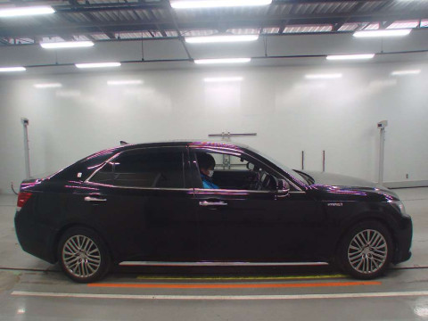 2014 Toyota Crown Majesta GWS214[2]