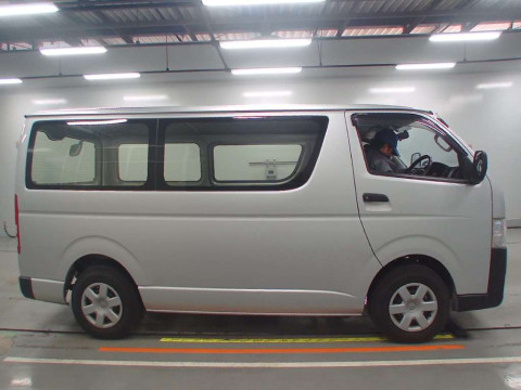 2015 Toyota Hiace Van KDH201V[2]