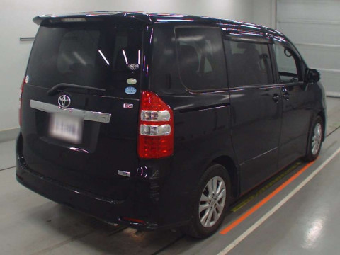 2011 Toyota Noah ZRR70W[1]