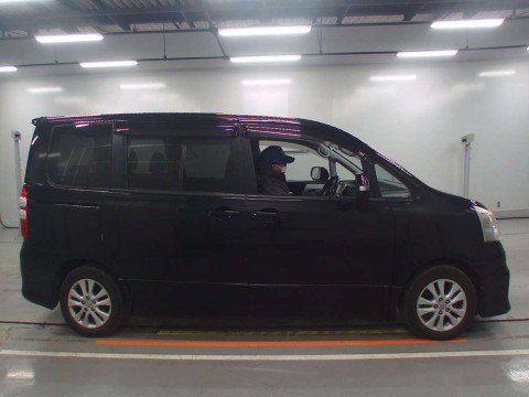 2011 Toyota Noah ZRR70W[2]