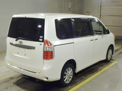 2010 Toyota Noah ZRR75G[1]