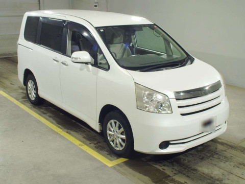 2010 Toyota Noah ZRR75G[2]