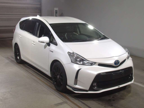 2014 Toyota Prius alpha ZVW41W[2]