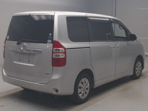 2010 Toyota Noah ZRR70G[1]