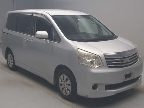 2010 Toyota Noah ZRR70G[2]