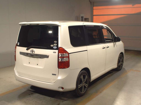 2011 Toyota Noah ZRR70G[1]