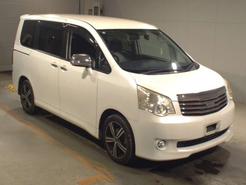 2011 Toyota Noah ZRR70G[2]