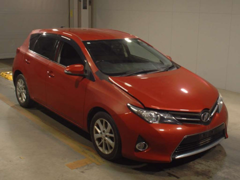 2012 Toyota Auris NZE181H[2]