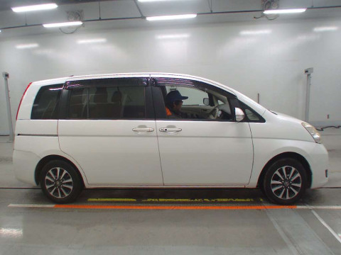 2010 Toyota Isis ZGM10G[2]