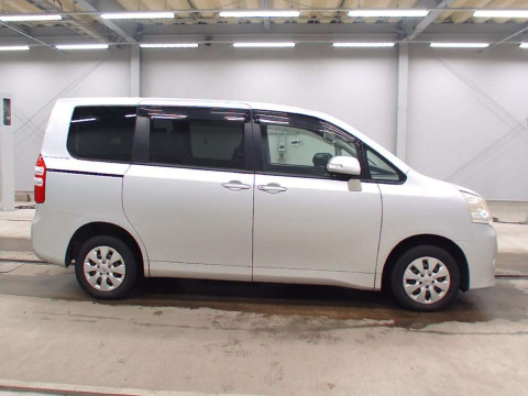 2010 Toyota Noah ZRR75G[2]