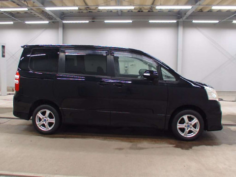 2010 Toyota Noah ZRR75W[2]