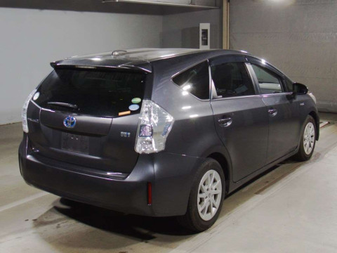 2013 Toyota Prius alpha ZVW40W[1]