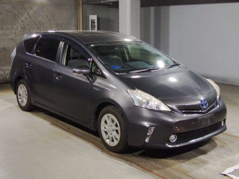 2013 Toyota Prius alpha ZVW40W[2]