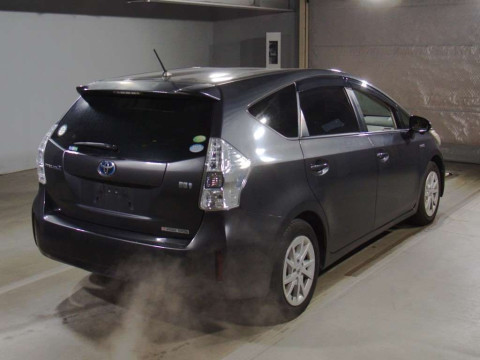 2012 Toyota Prius alpha ZVW40W[1]