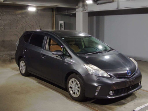 2012 Toyota Prius alpha ZVW40W[2]