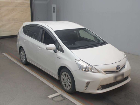 2011 Toyota Prius alpha ZVW41W[2]