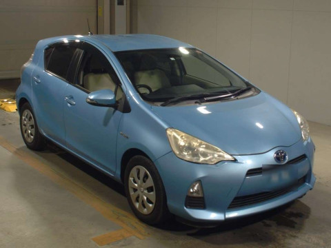 2012 Toyota Aqua NHP10[2]