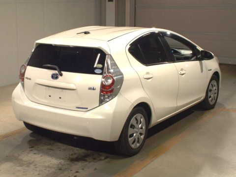 2012 Toyota Aqua NHP10[1]