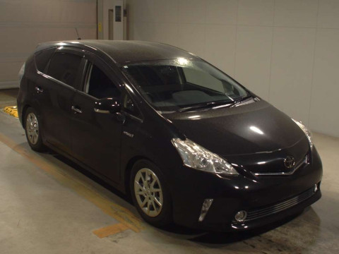 2014 Toyota Prius alpha ZVW40W[2]