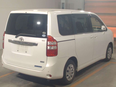 2010 Toyota Noah ZRR70G[1]