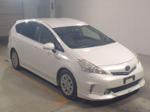 2013 Toyota Prius alpha ZVW41W[2]