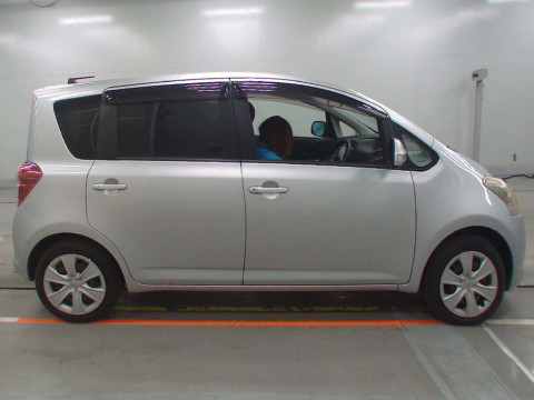 2010 Toyota Ractis SCP100[2]