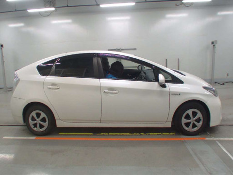 2015 Toyota Prius ZVW30[2]