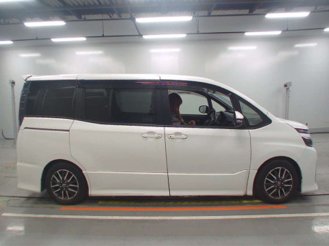 2014 Toyota Voxy ZRR80W[2]