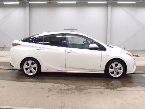 2016 Toyota Prius ZVW55[2]