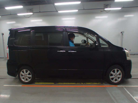 2010 Toyota Noah ZRR70W[2]