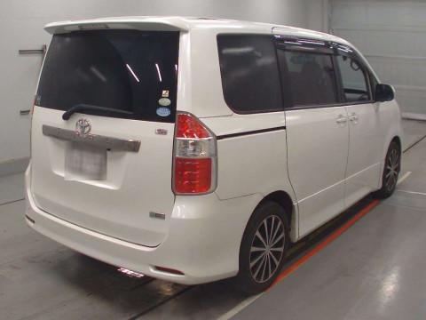 2009 Toyota Noah ZRR70W[1]