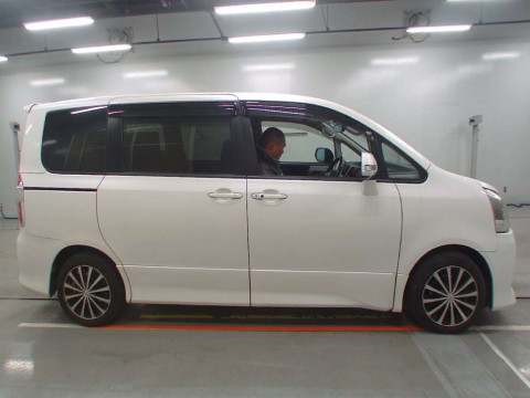 2009 Toyota Noah ZRR70W[2]