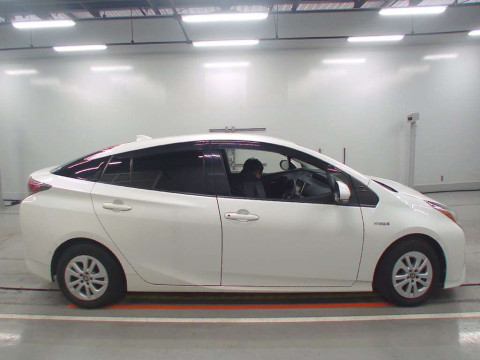 2017 Toyota Prius ZVW50[2]