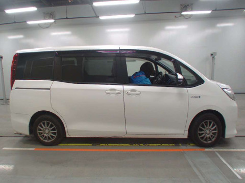 2015 Toyota Noah ZWR80G[2]