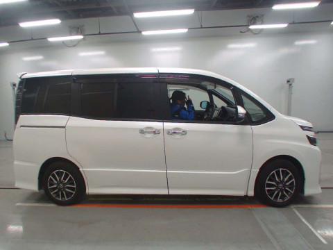 2014 Toyota Voxy ZRR80W[2]