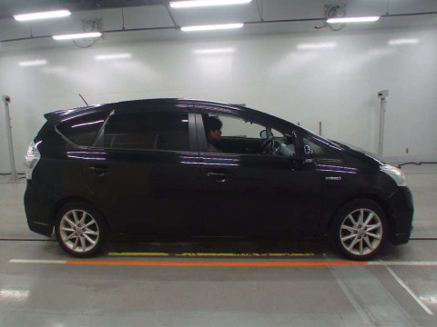 2012 Toyota Prius alpha ZVW40W[2]