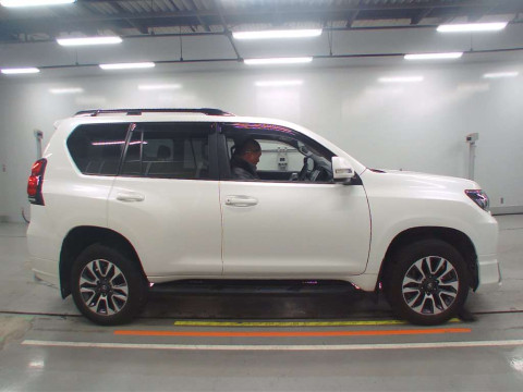 2022 Toyota Land Cruiser Prado TRJ150W[2]